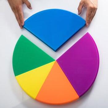 Zwei Hände fügen das letzte blaue Segment in ein fünfteiliges, buntes Kreisdiagramm ein. Die anderen Segmente sind grün, gelb, pink und lila.